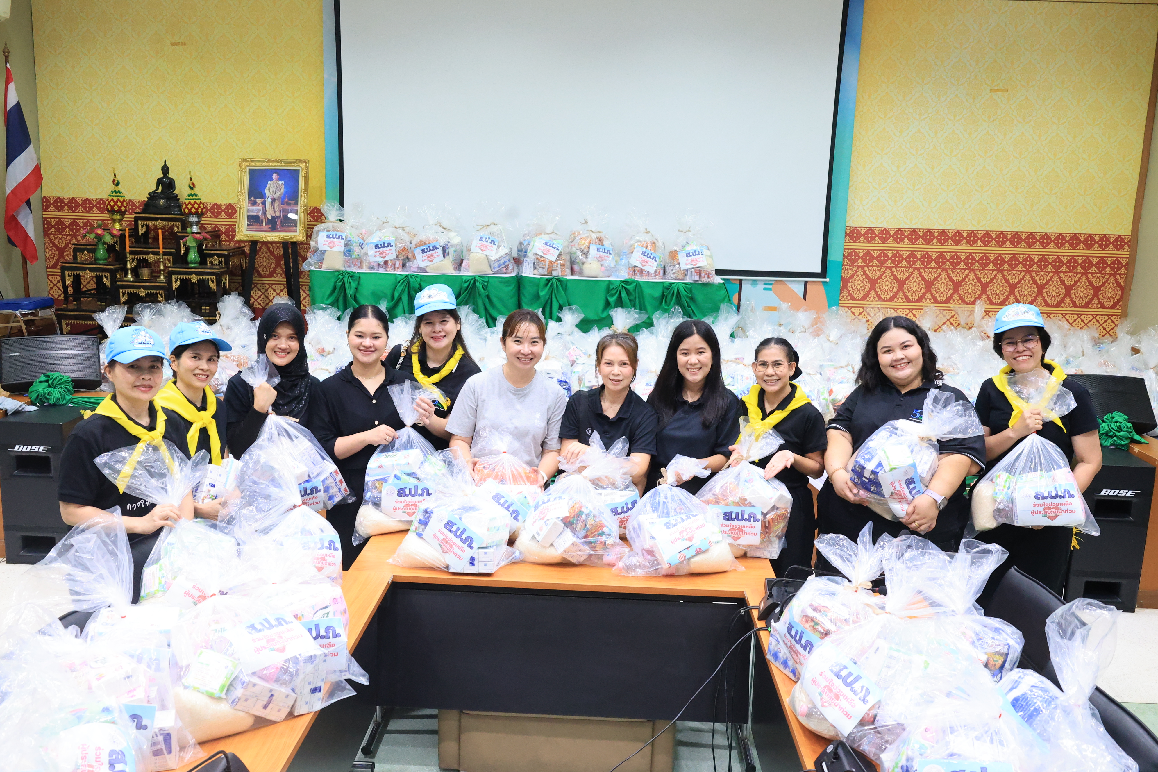 title - ส.ป.ก. ระดมจิตอาสาเตรียมถุงยังชีพ ส่งต่อความห่วงใยจาก รมช.เกษตรฯ ถึงมือผู้ประสบอุทกภัย